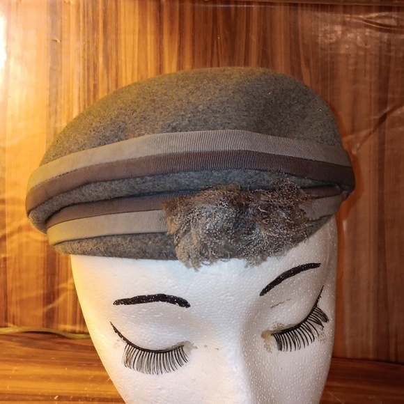 Vintage 1950s ladies gray felt hat - Picture 1 of 5